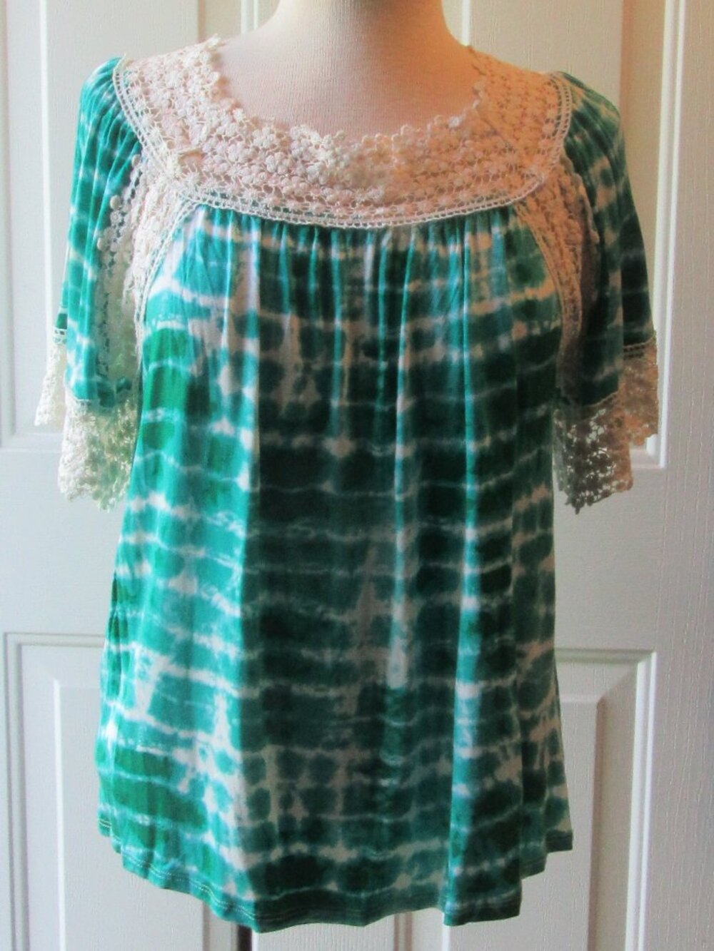 Green & Cream Tie-dye "Fever" flowy cotton knit top w. crocheted lace trim sz PM
